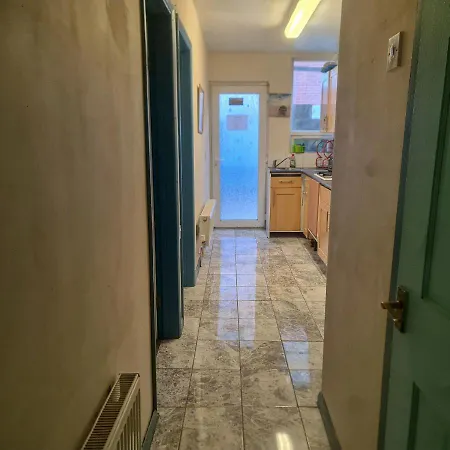 2 Bedroom W/Shower Flat, All To You, Not Shared Brentford Exterior photo