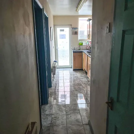 2 Bedroom W/Shower Flat, All To You, Not Shared Brentford Exterior photo