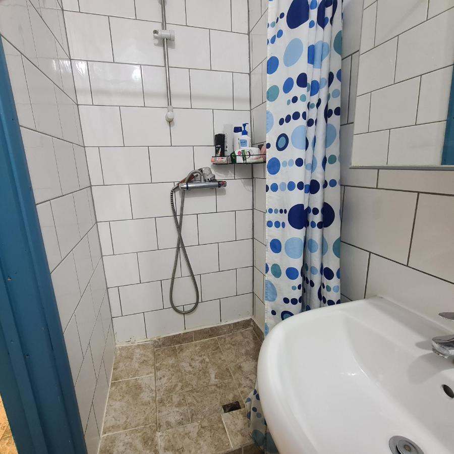 2 Bedroom W/shower Flat, To You, Not Shared Brentford