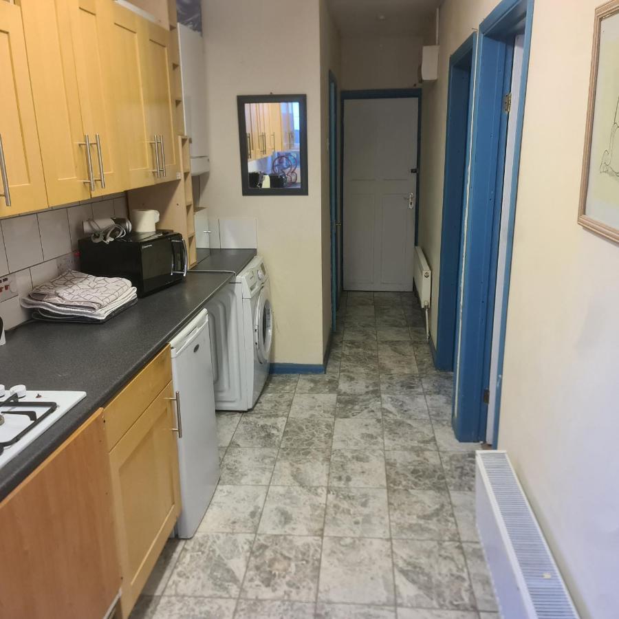 2 Bedroom W/shower Flat, To You, Not Shared * Brentford
